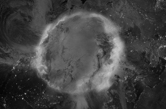 2025年11月，太阳接连朝地球扔出几团巨大的等离子体云，砸进地球磁场，掀起了一