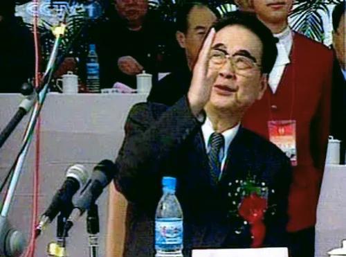 1997年11月8日，三峡工程实施大江截流。下午3时30分，随着最后一车石料倾
