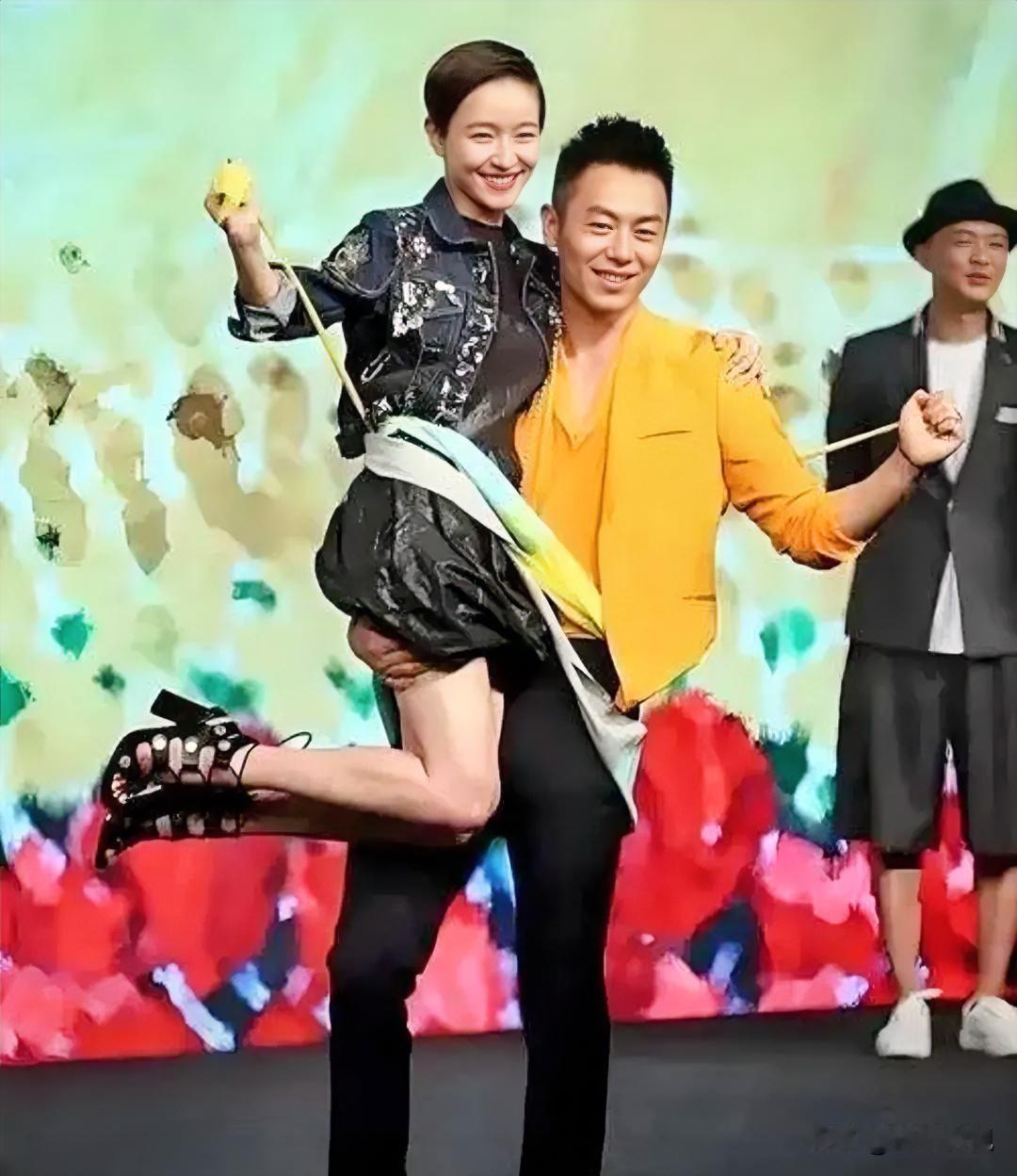 朱亚文抱起的美女是谁？太亲密无间了吧！就不知沈佳妮看到会不会吃醋哦！