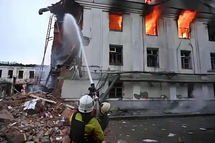 “如果你敢打乌克兰，我就要轰炸莫斯科，把莫斯科炸成稀巴烂”，还对中方放狠话，“如