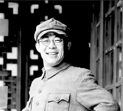 1953年，陈庚也没有想到自己的车竟然会被交警拦下来，更让他没想到的是，交警竟然