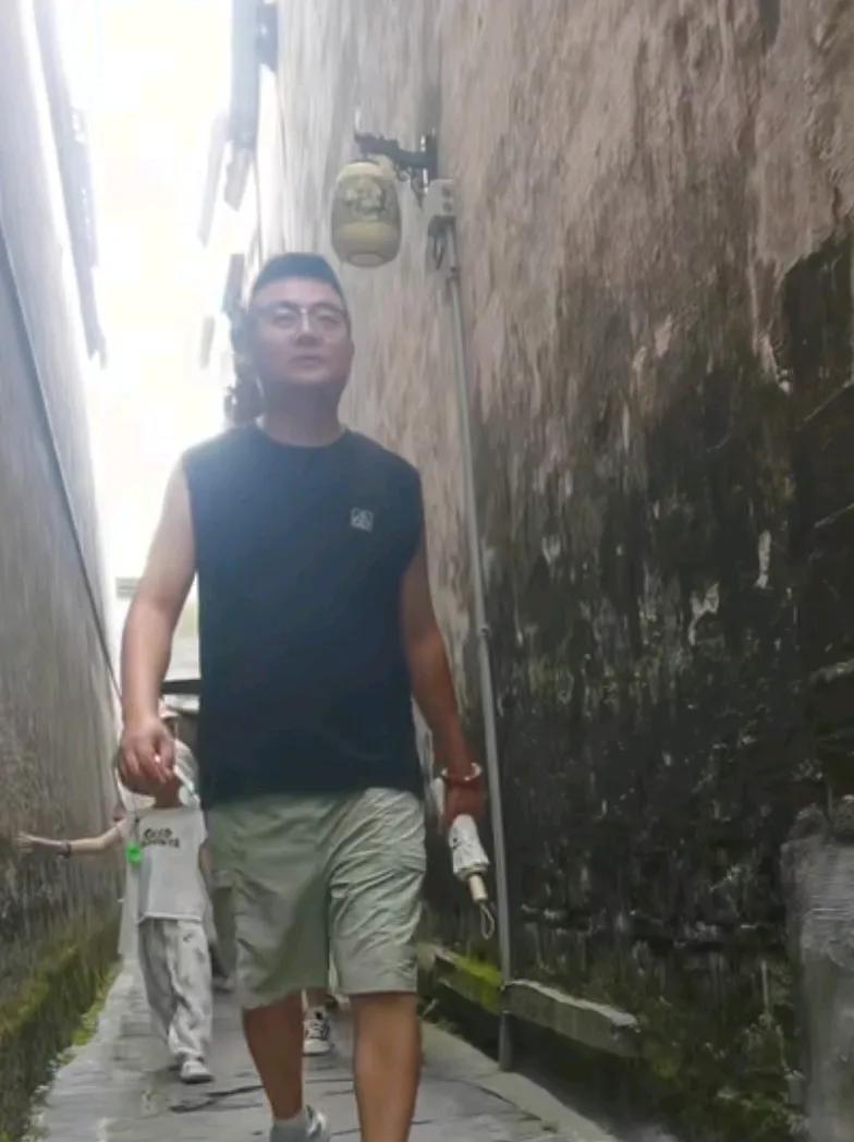 田静今天一大家子来到安徽旅游！田姥爷拍了众人走在古巷子里的身影，网友们都说，