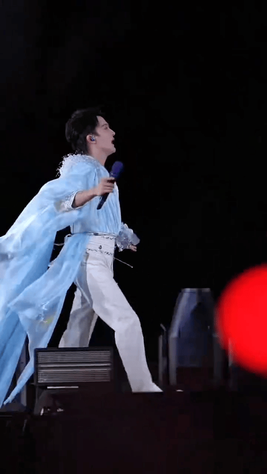 周深心甘情愿唱和声演唱会现场，周深不是主角而是我们中的一员，一起唱和声的样子