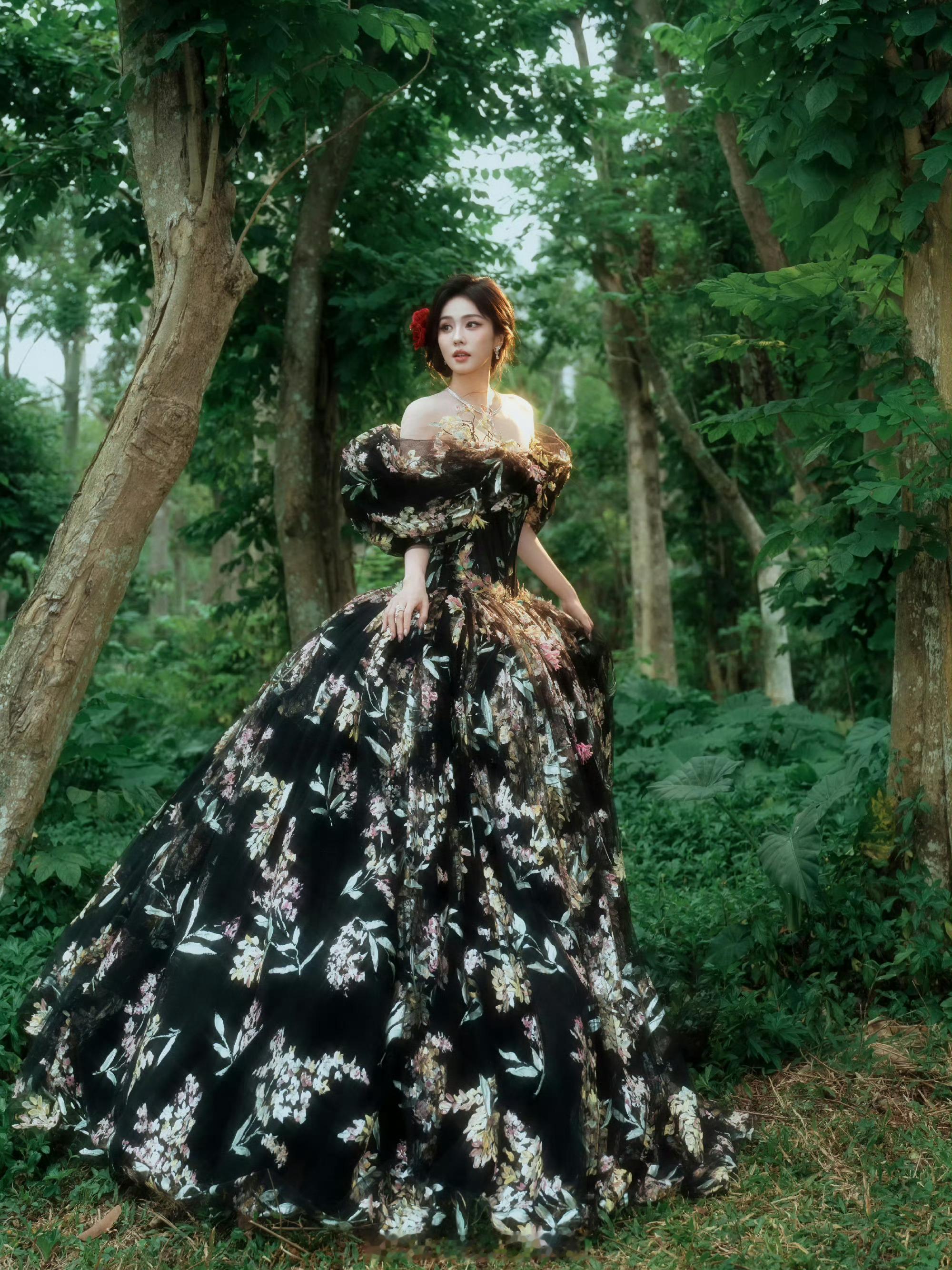 白鹿森林花仙子白鹿头戴红花白鹿森林花仙子，好看，