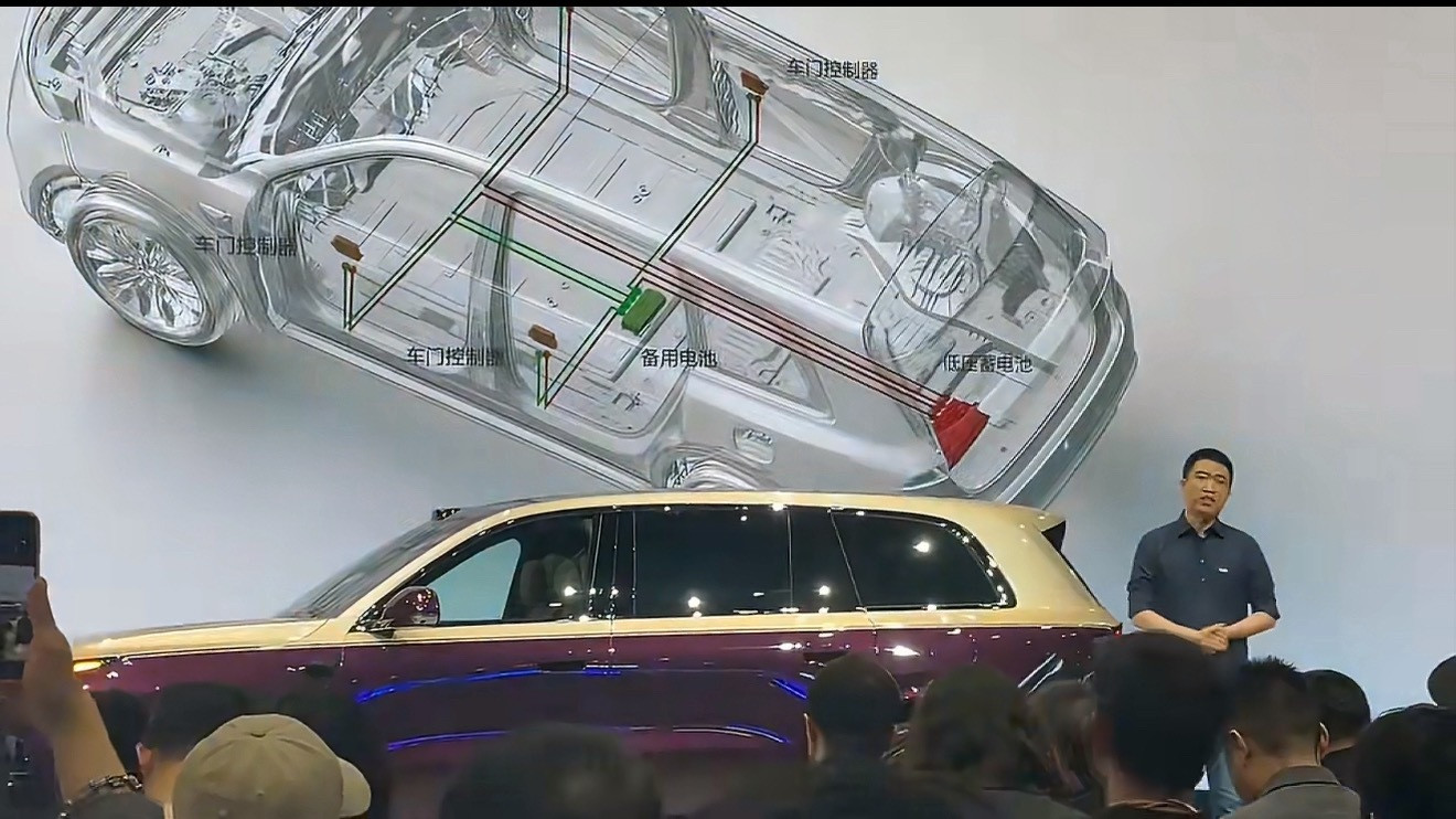 刚测试理想L9的电动门防夹手。本来都请了老汤哥上台了，台下观众一哄，李想直接自己