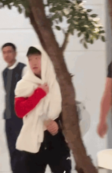莎莎啊，你自己招了吧，到底怎么个事儿？不怪球迷小声蛐蛐，看看这裤子的长度对吗