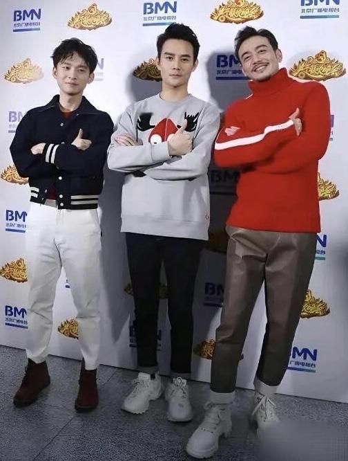 董子健也有175以上的身高，怎么跟王凯和杨烁在一起就被衬托的娇小了，董子健是小眼