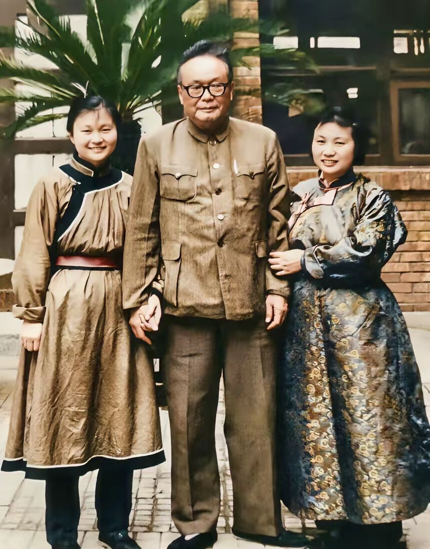 1975年，时任全国人大常委会副委员长的乌兰夫，与草原英雄小姐妹龙梅、玉荣亲切合