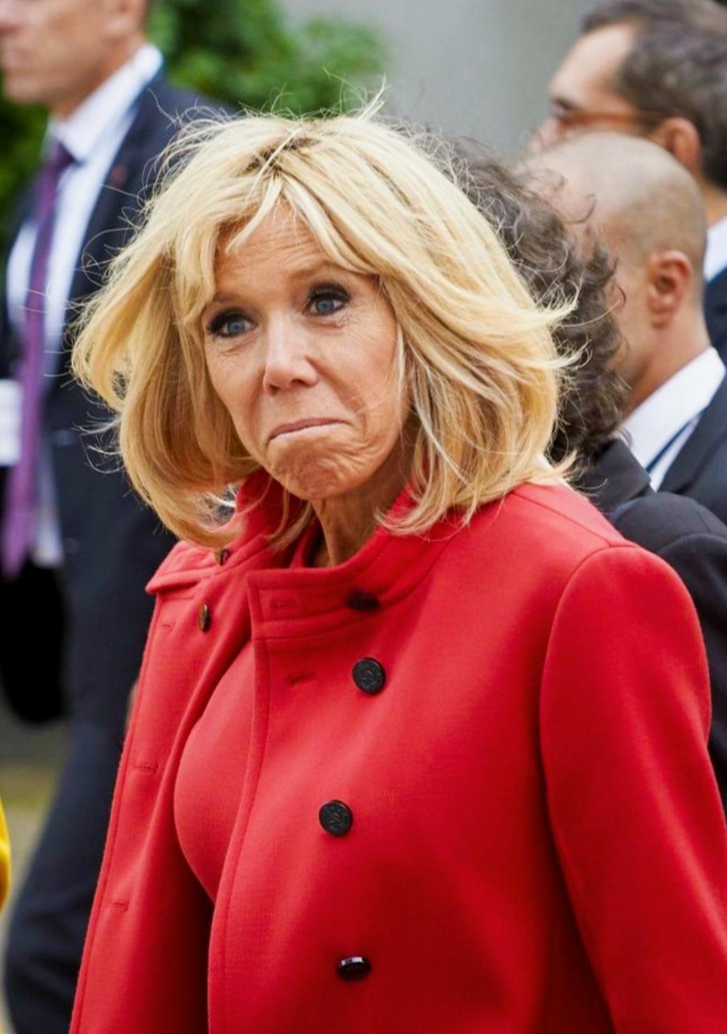 马克龙妻子布丽吉特的表情是什么意思呢？布丽吉特的眼神是在看向什么呢？布丽吉特