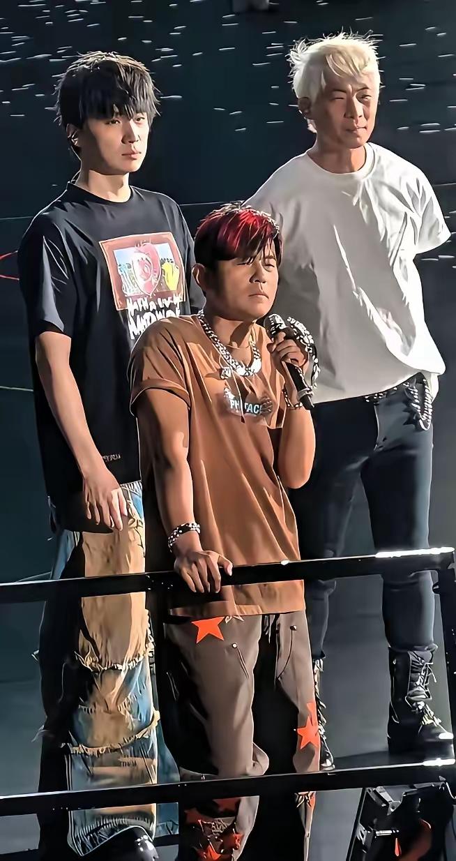 这是第一次在演唱会上看到周杰伦这样的表情，炫耀孩子可以理解，但是无底线不顾及其他