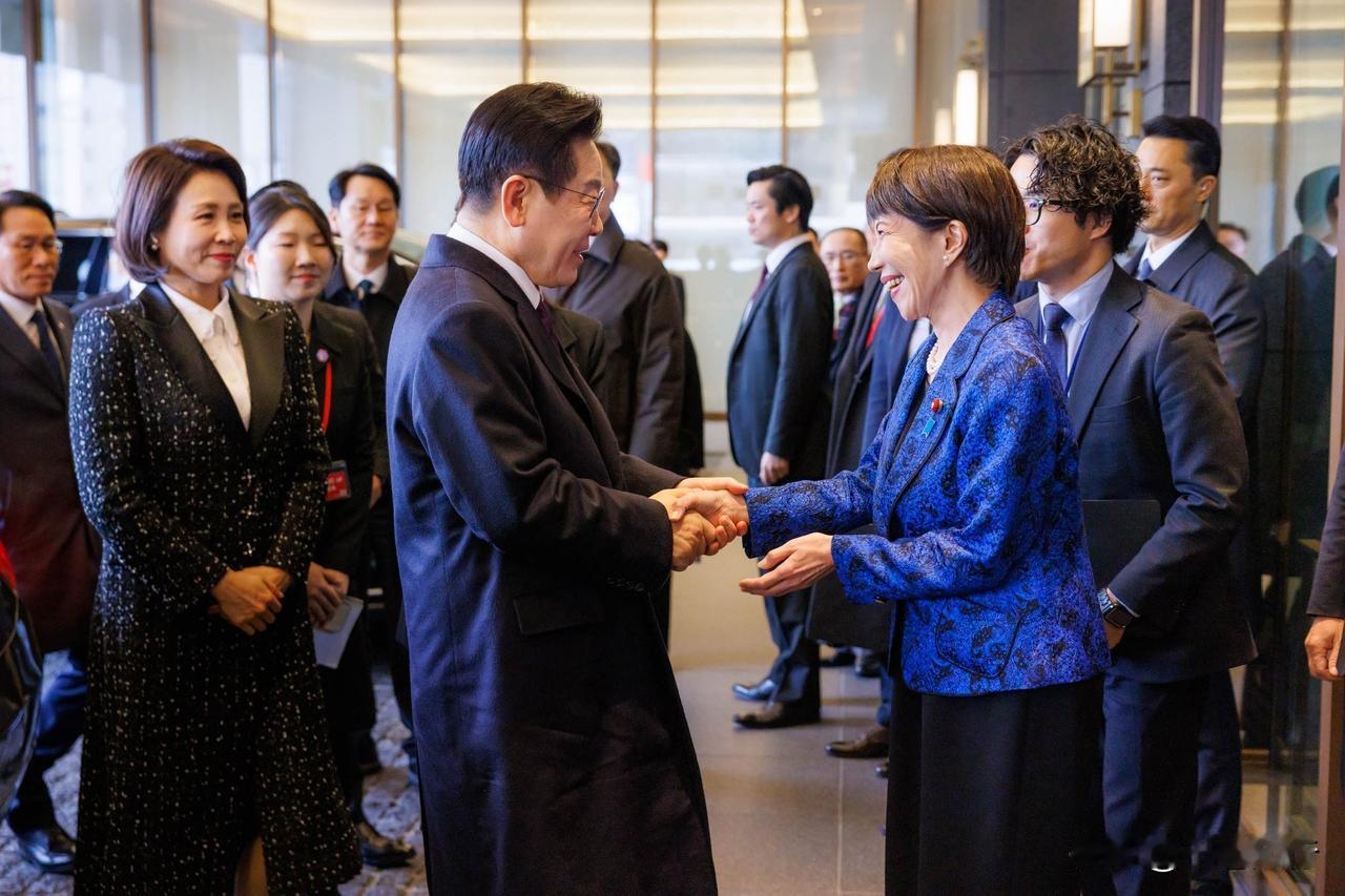 堂堂日本首相，为了讨好邻居，竟然在国宴上陪着客人敲起了架子鼓。这画面太美，我都不