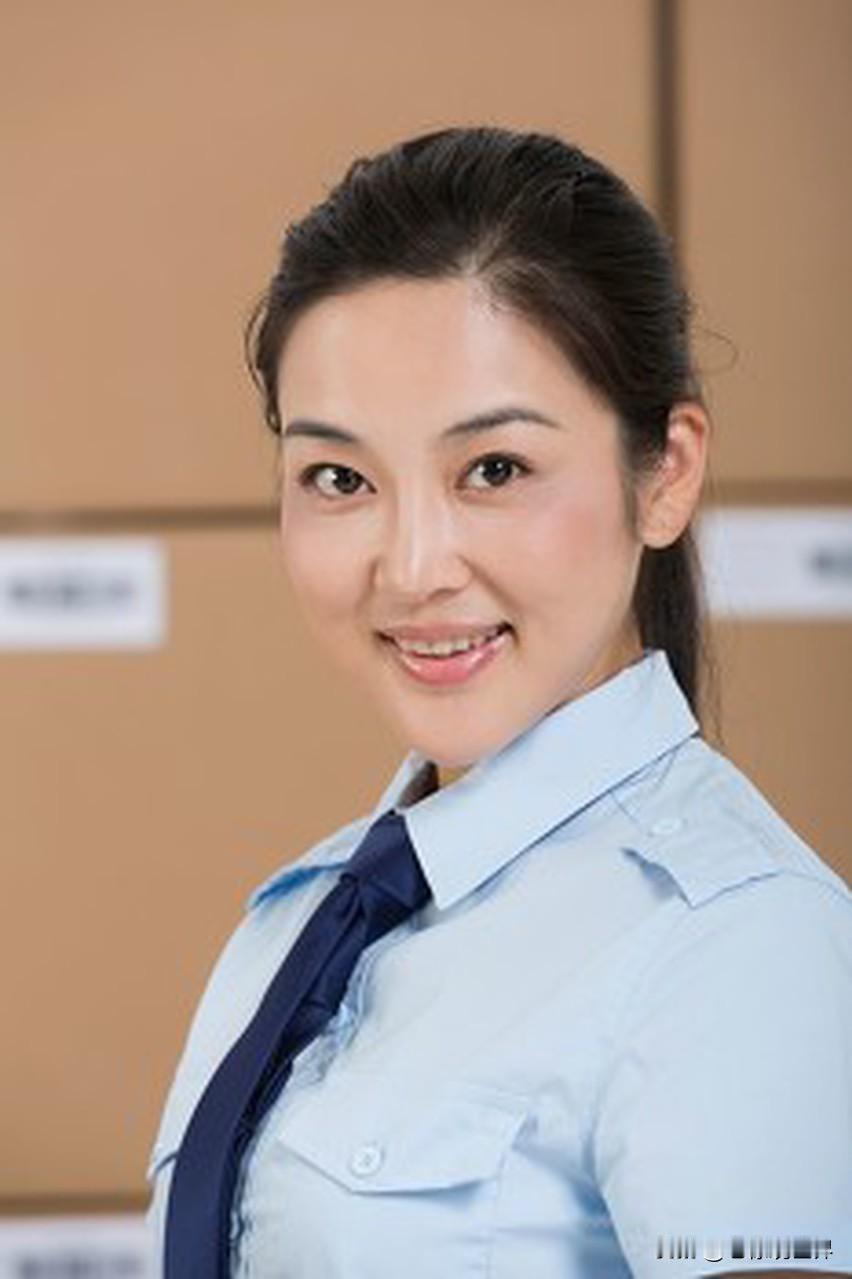 太聪明！临近年关，工厂里赶交货忙的热火朝天。新入职不久的女员工想要提前返程回老家