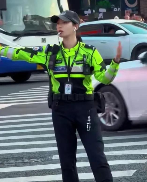 难怪杭州发展那么快，这是一个有温度的城市。：一个外卖小哥，因违章被罚款。当他和