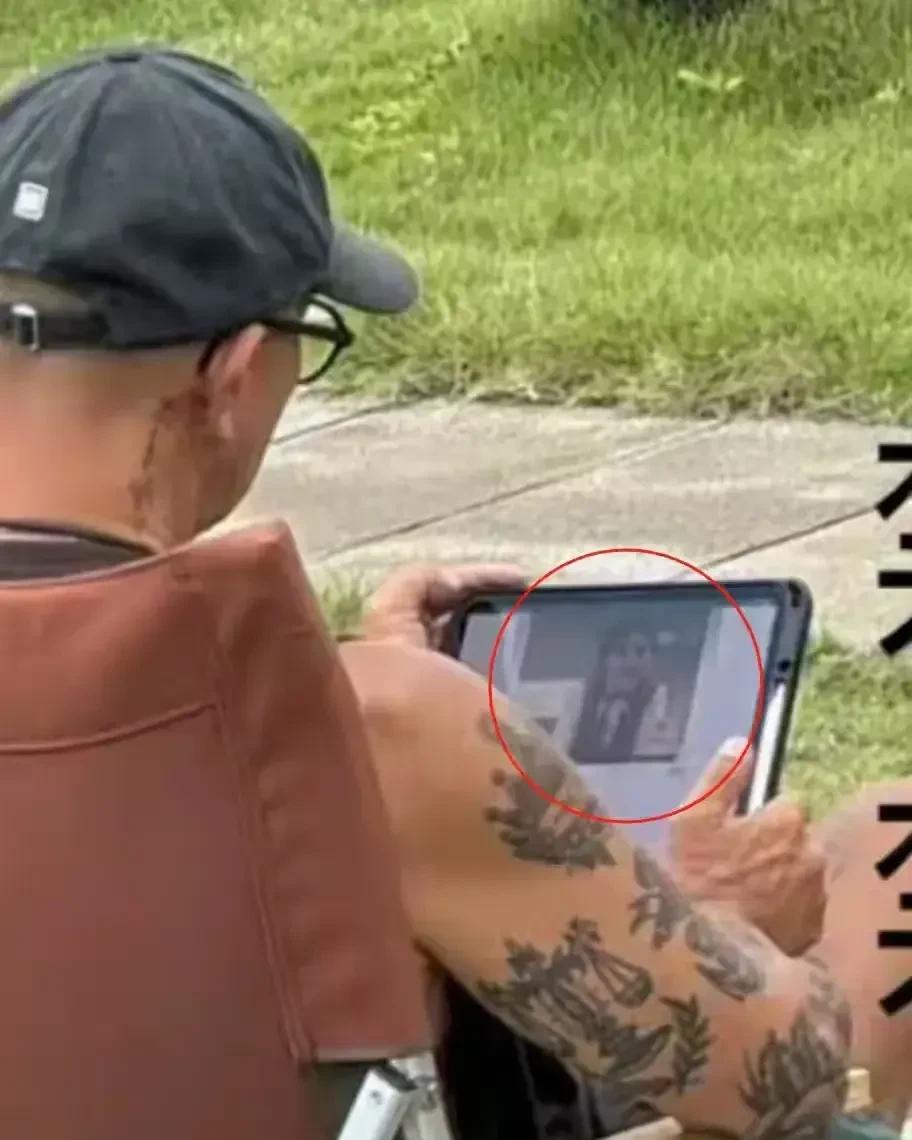 太假了！感觉具俊晔像在做秀摆拍！剧情如下：烈日炎炎，具俊晔坐在大S墓房，深情地