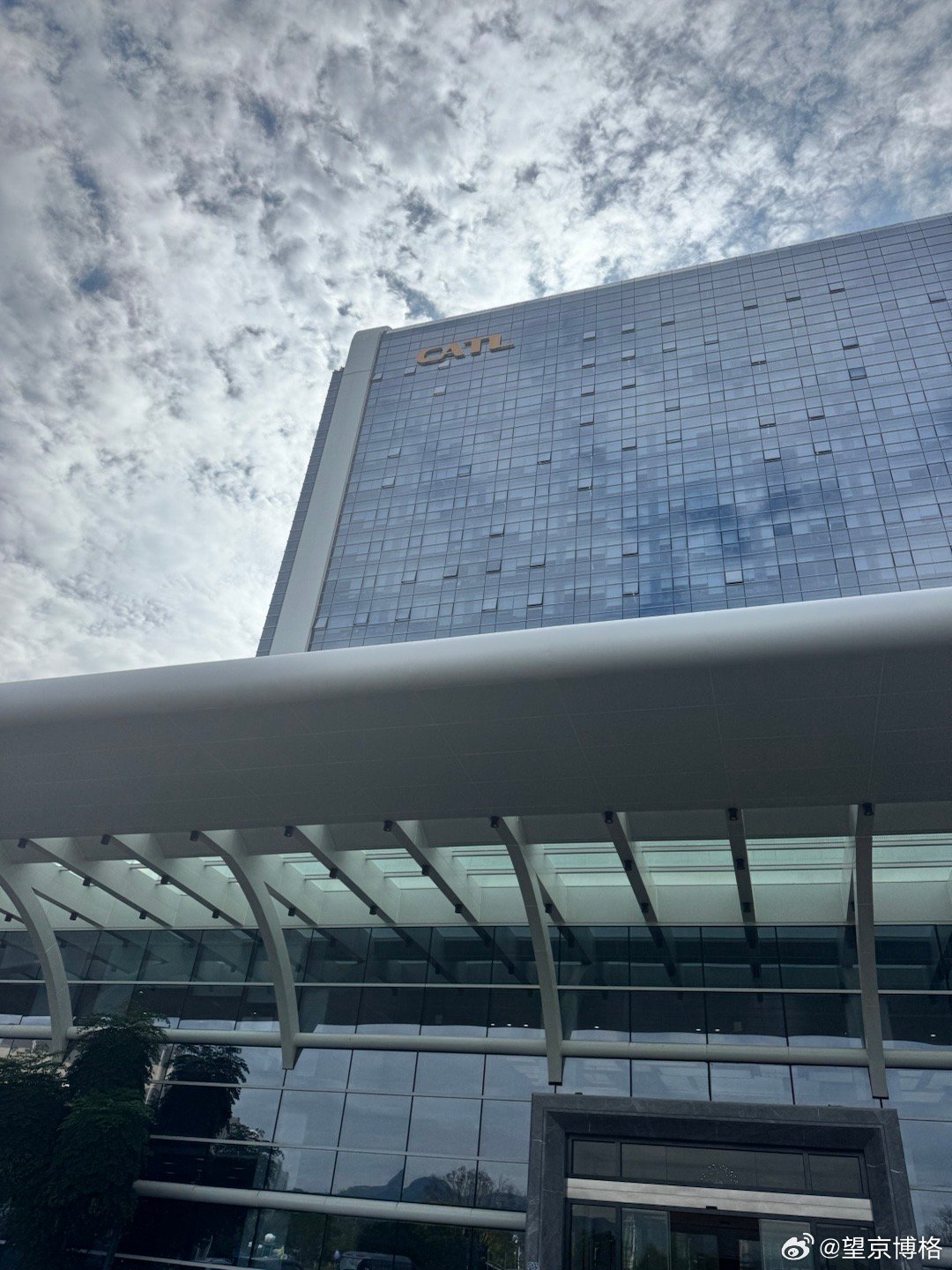 宁德时代灯塔工厂非常牛逼，终于知道电池里面都是一片一片纸片一样的电极了港股a股基