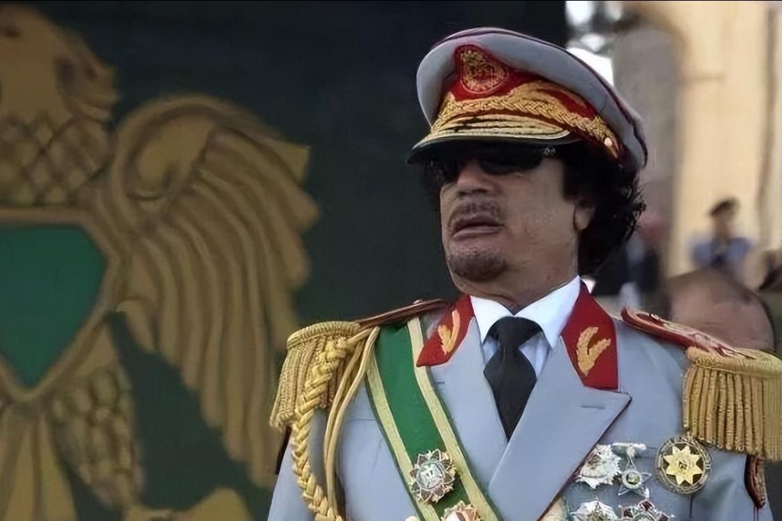 卡扎菲那么有钱，为啥不选择逃亡，而是待在国内被民众虐杀？2011年10月，利