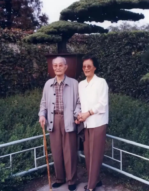 晚年，张爱萍将军与妻子的一张合影，夫妻俩恩爱了一辈子！一张老照片，记录下了张