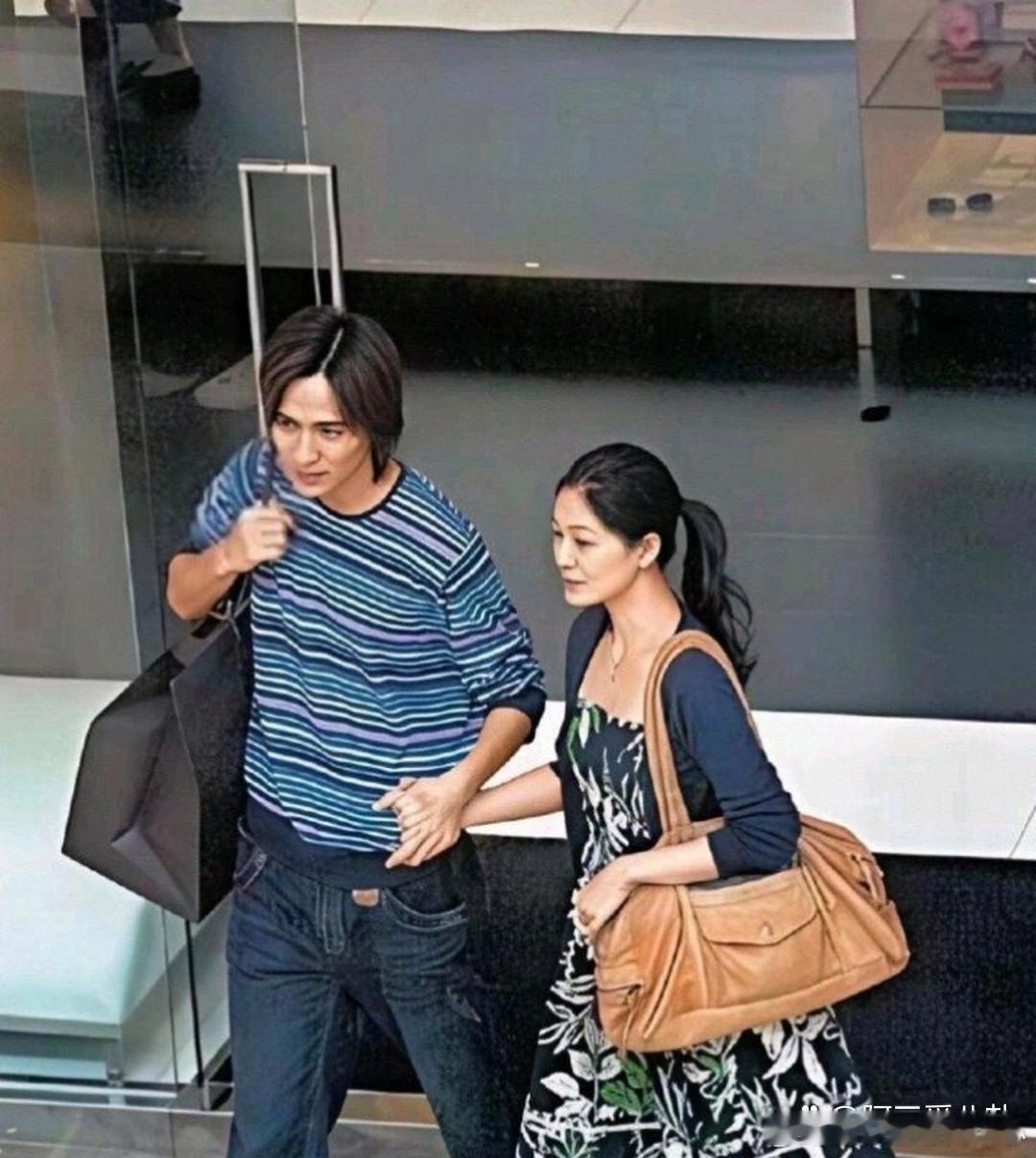 那个时候的大S，不论是狗仔偷拍照，还是生活随意照，每张都惊艳得像无法复刻的时装秀