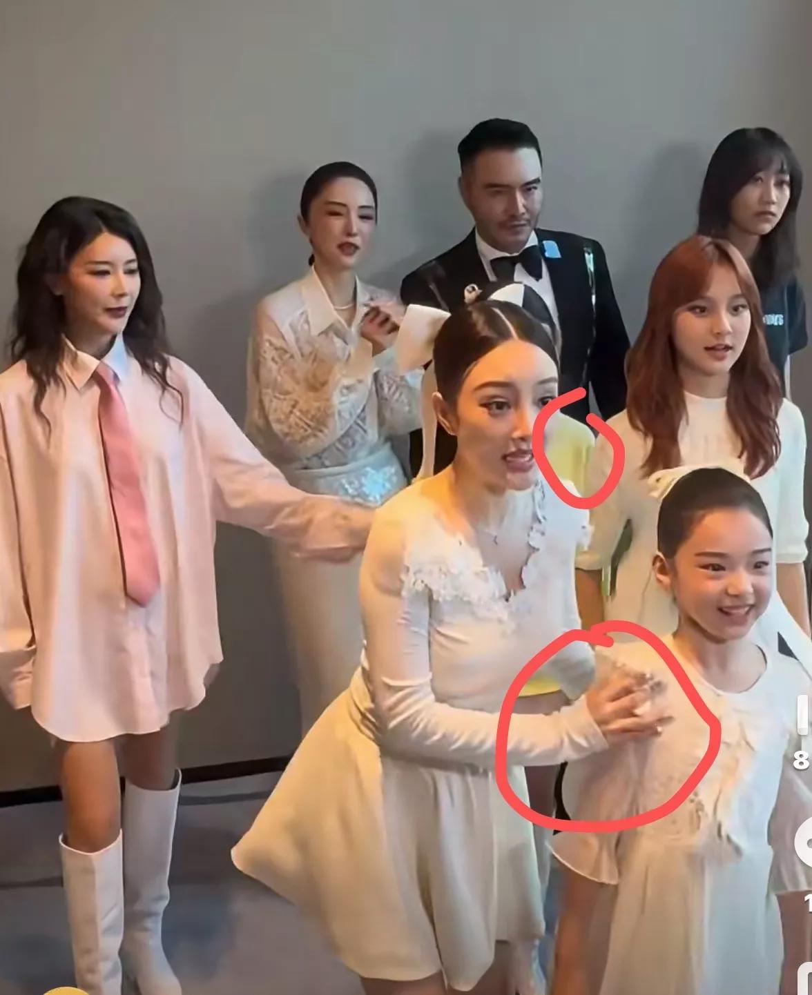 发现了个事但一直不敢说李小璐爱甜馨但显然更爱唱跳仔细看她的肢体动作，她明