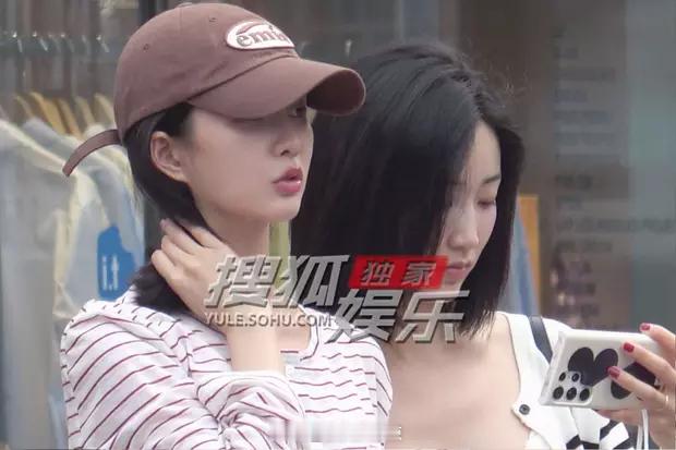 刘些宁素颜和好友三里屯逛街路透图​​​