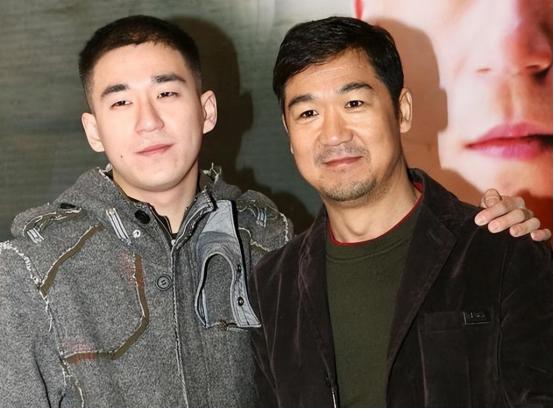2003年，张国立的儿子张默，在中戏门口殴打女友童瑶，18岁的童谣被打到跪地求饶