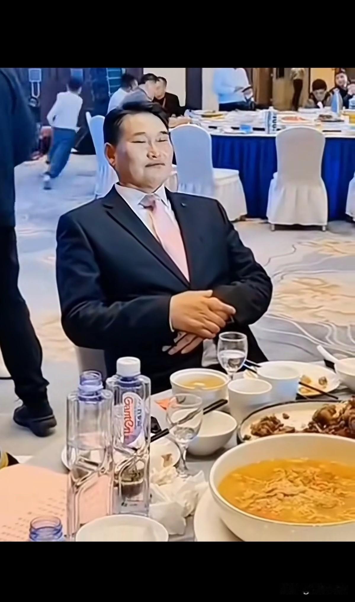 看面相就知道这是一个成功人士,资产应该至少亿万起步了。