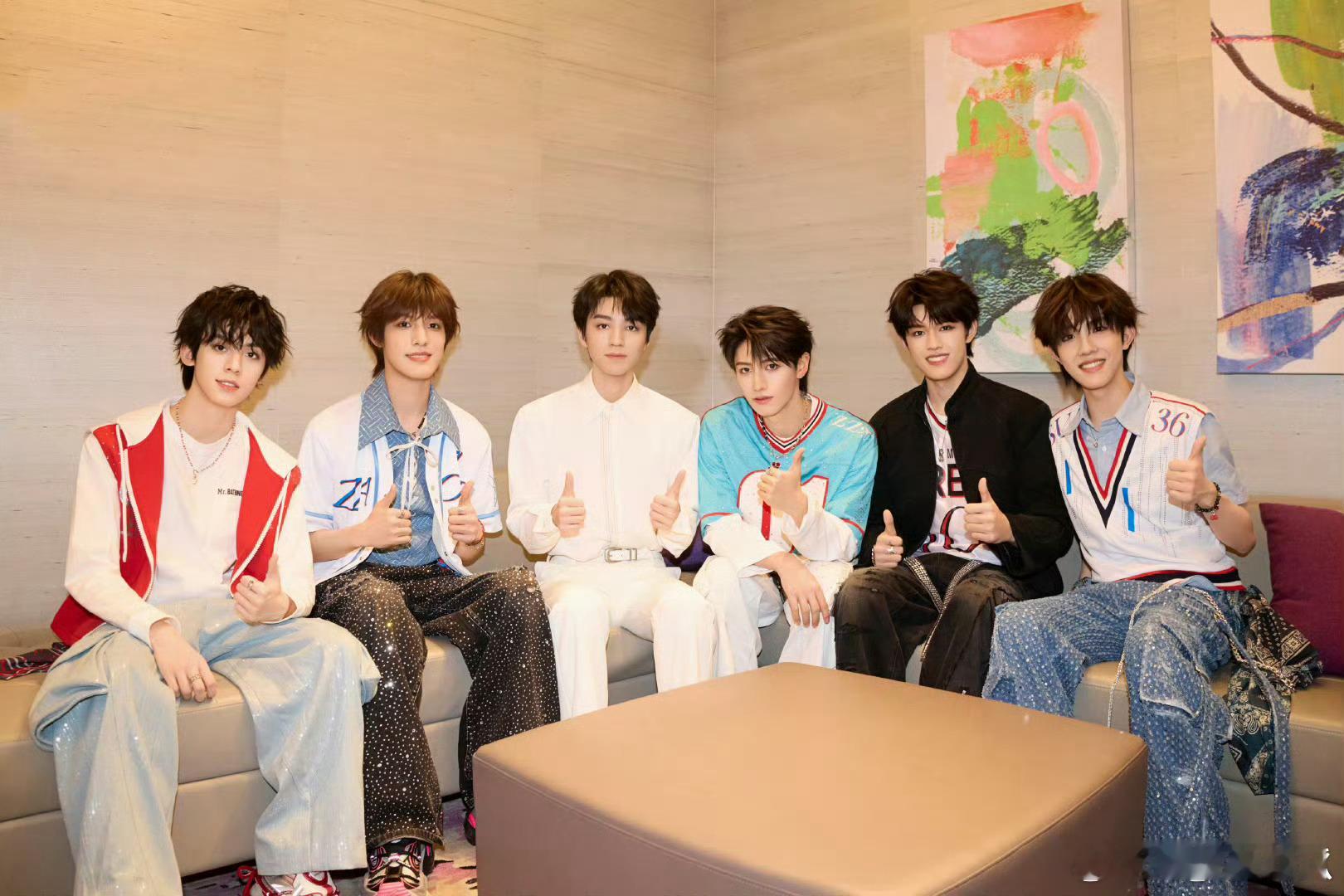 王俊凯登陆少年合影王俊凯看着好嫩啊