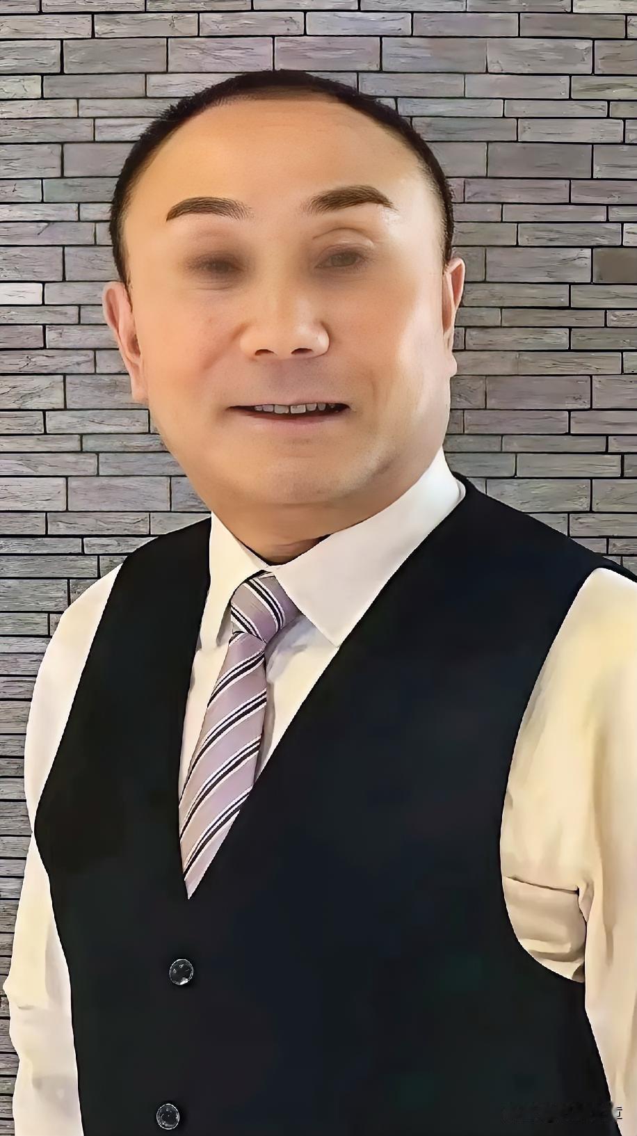 西安赛格那个开豪车的严老板，竟然连3块钱的泡馍都要蹲在路边吃？​这两天商圈传