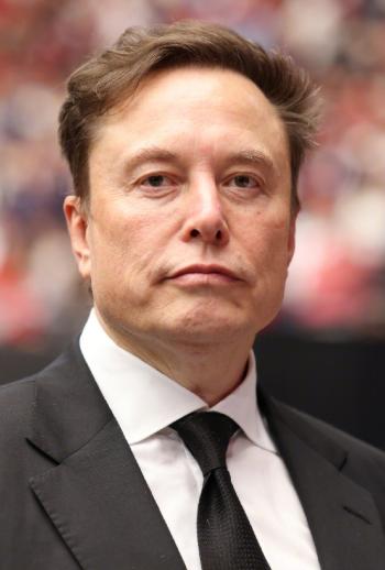 马斯克恐怕要睡不着觉了！砸上百亿美元，把射出去的火箭捡回来反复用，眼看就要通吃全