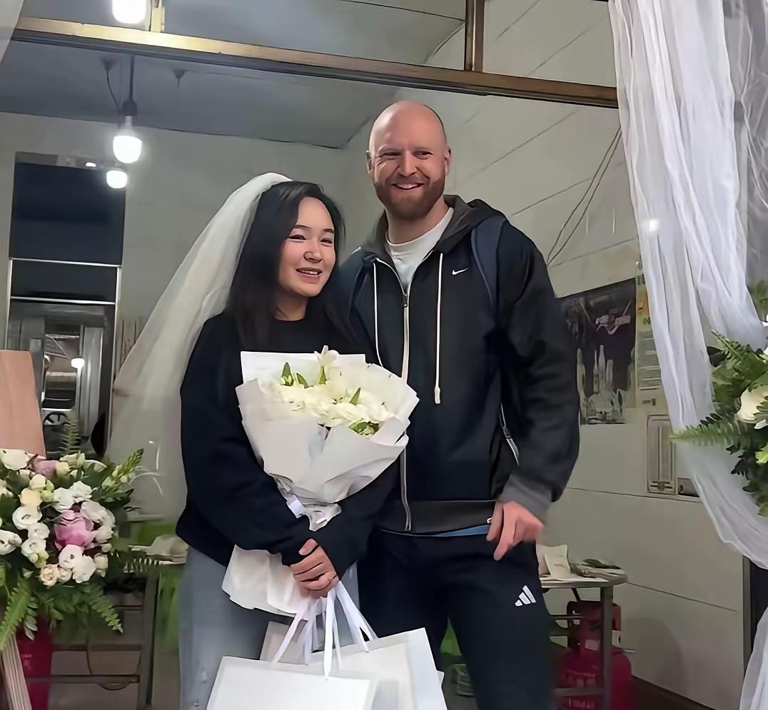 虽然异国通婚已经不是新鲜事，但是还是不太看好会作秀的老外，很难让人觉得这个老外是