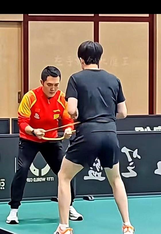 王楚钦被特种兵逼到极限，普通人10分钟就趴杭州亚运会决胜局，他还能加速反拉，对