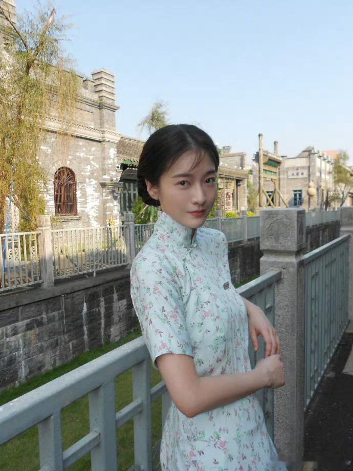 张雪迎演了冯小刚新电影看到路透那身民国旗袍直接被美到，张雪迎这张脸果然太吃年代戏