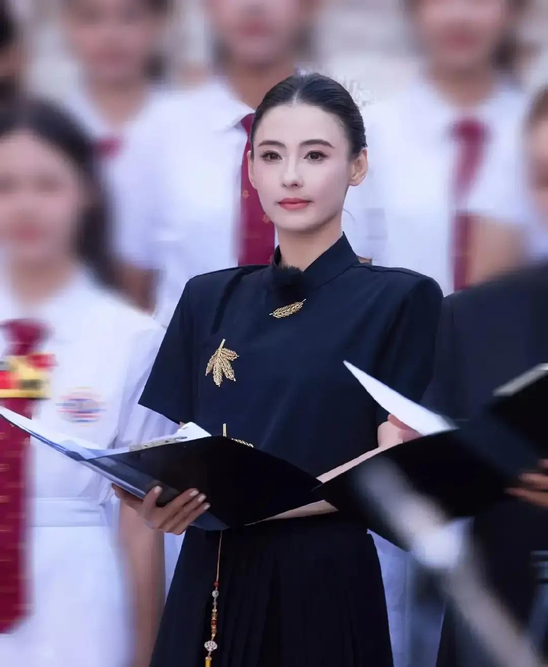 宁静一句话，张柏芝哭了镜头里，张柏芝盯着宁静，眼神像被戳破的气球。羡慕两个