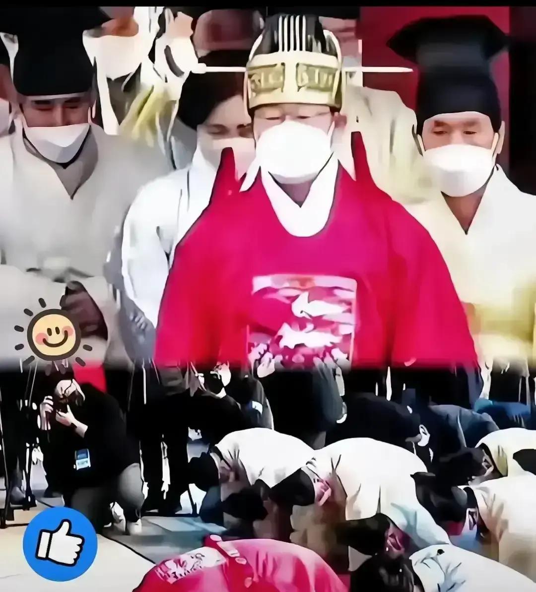 韩国党首身上的“中国官服”，打了多少国产剧的脸？看这段视频：韩国共同民主党