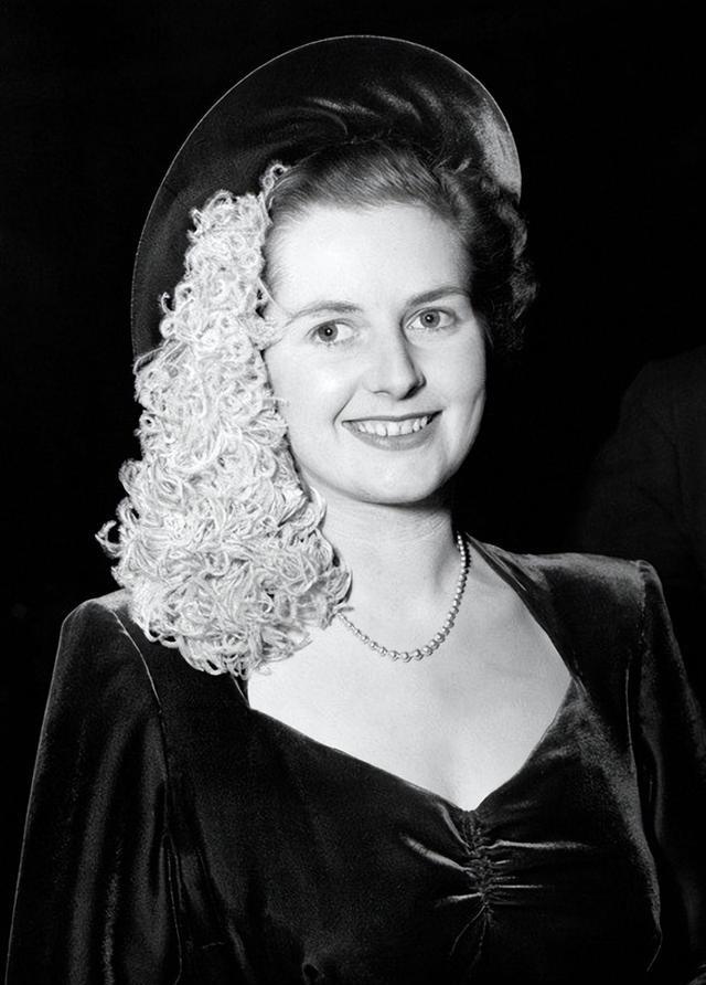 撒切尔夫人曾这样评价戴安娜王妃，“脑袋空空的，衣服架子还有这么多粉丝。”192