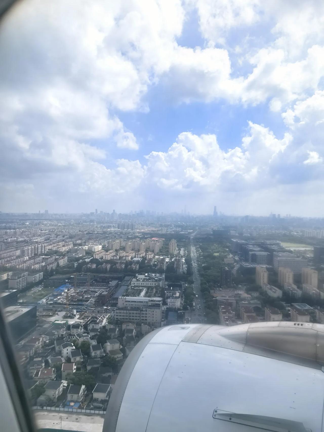 事实求是的说，上海的高楼确实在国内城市中并不拔尖。从飞机上俯瞰大上海，我发现上海