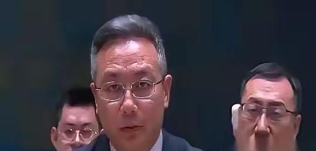 联合国会场，菲律宾代表拿着稿子，清了清嗓子，准备重提十年前那个南海仲裁案。他