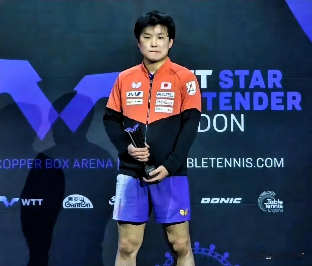 一只斗败的了的鸡，张本智和垂头丧气捧着杯！谁能想到！伦敦球星挑战赛，半决赛打