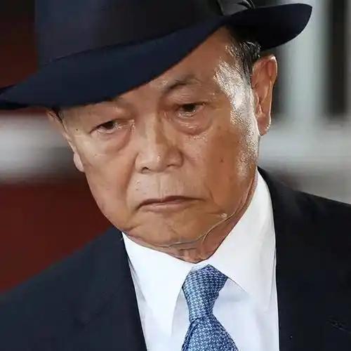 躲在幕后的麻生太郎出来讲话了！12月3日，根据日媒报道，自民党副总裁麻生太郎在东
