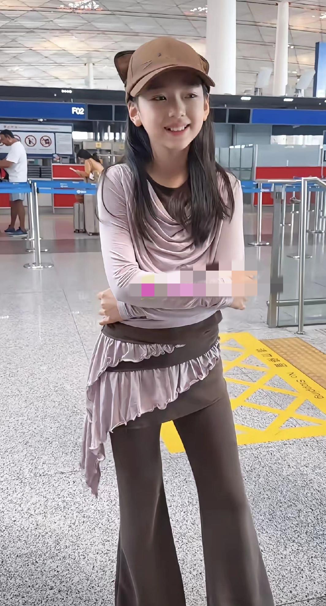 董璇的女儿小酒窝，感觉她的笑容都成模式化了看她一到周末就准时现身机场，奔赴