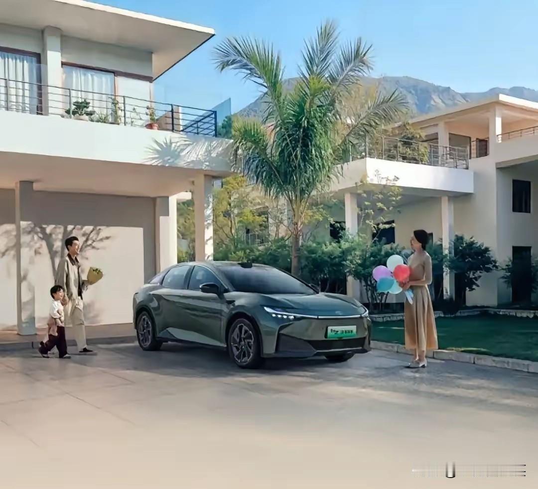 前两天朋友神秘兮兮地跟我说，丰田出了款“良心”电车，续航超过600公里，起售价居