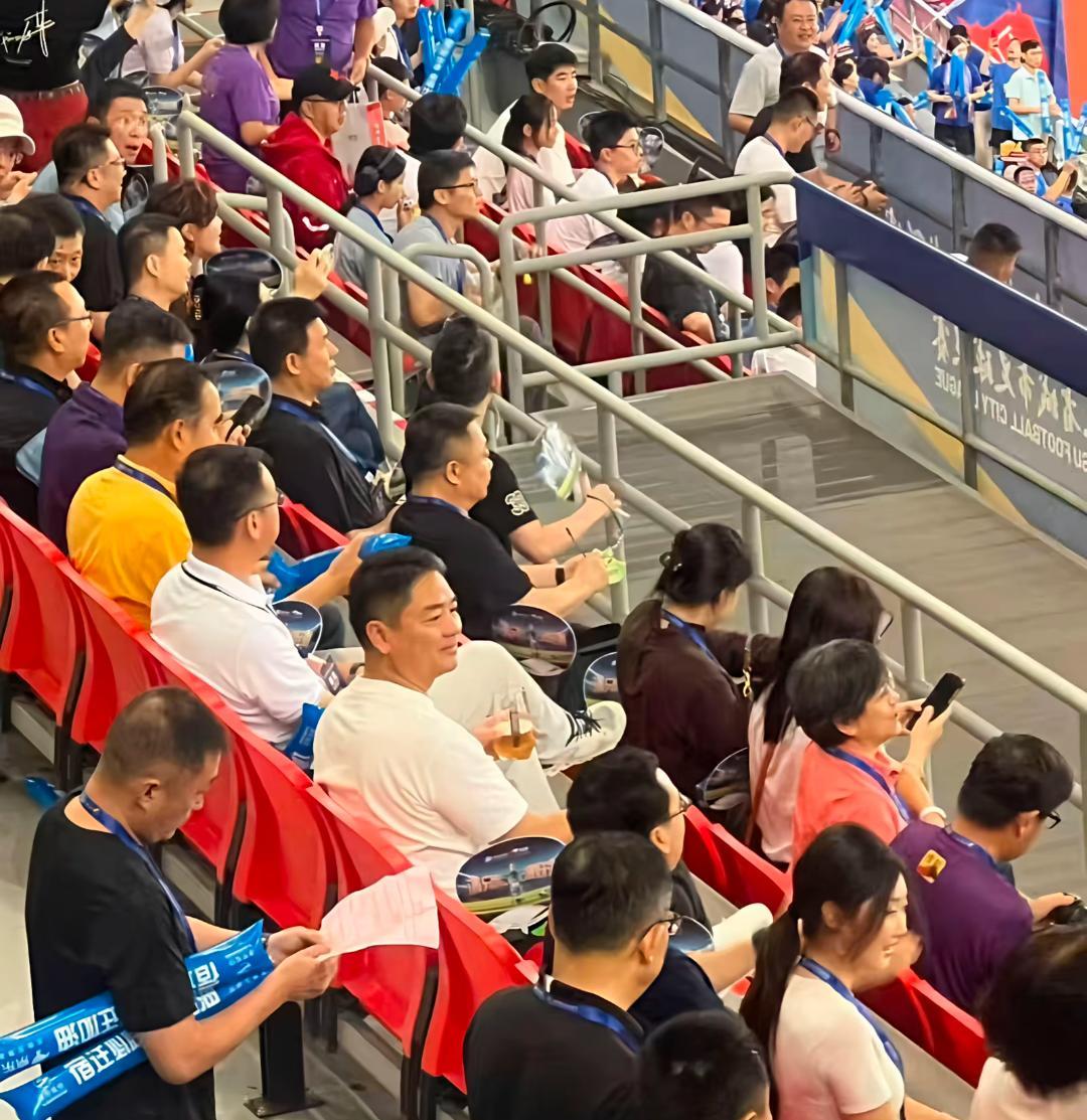 刘强东把两千万身价留在看台上，把76个鸡蛋的穷学生留在心里，这一夜他只用半罐啤酒