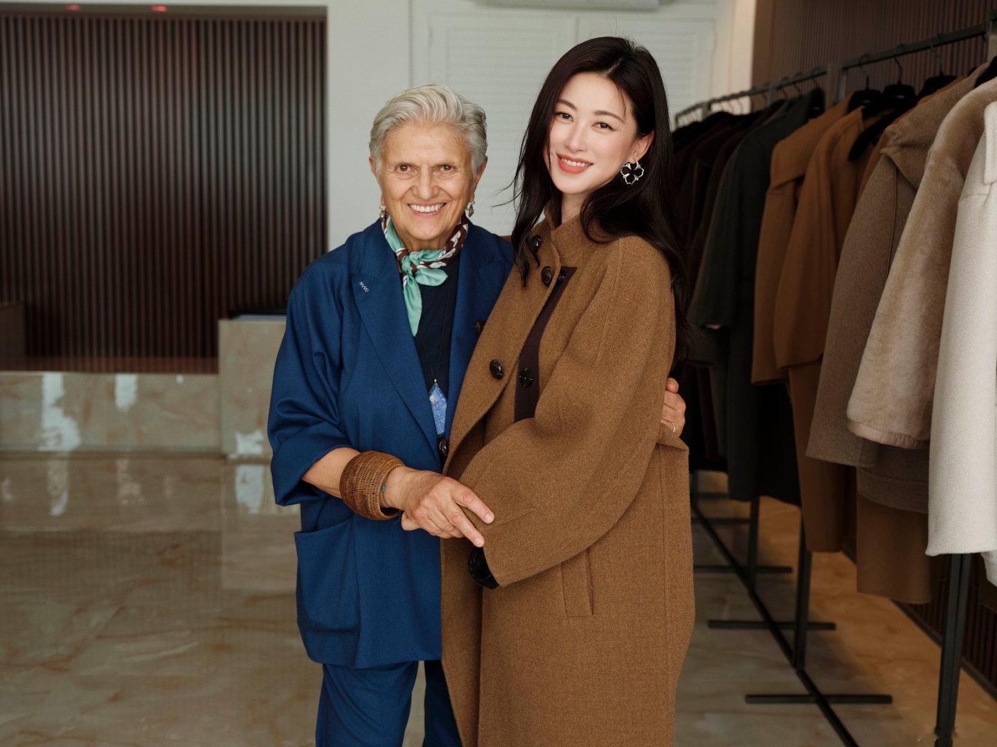 朱珠两天换了五套造型🈶气质美人朱珠受邀亮相那不勒斯MaxMara2026早春