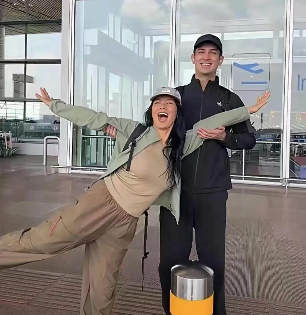 [烟花]韦唯携小儿子踏上新疆之旅，二十七岁的韦紫湦身高已是1米八九的大个，混血的