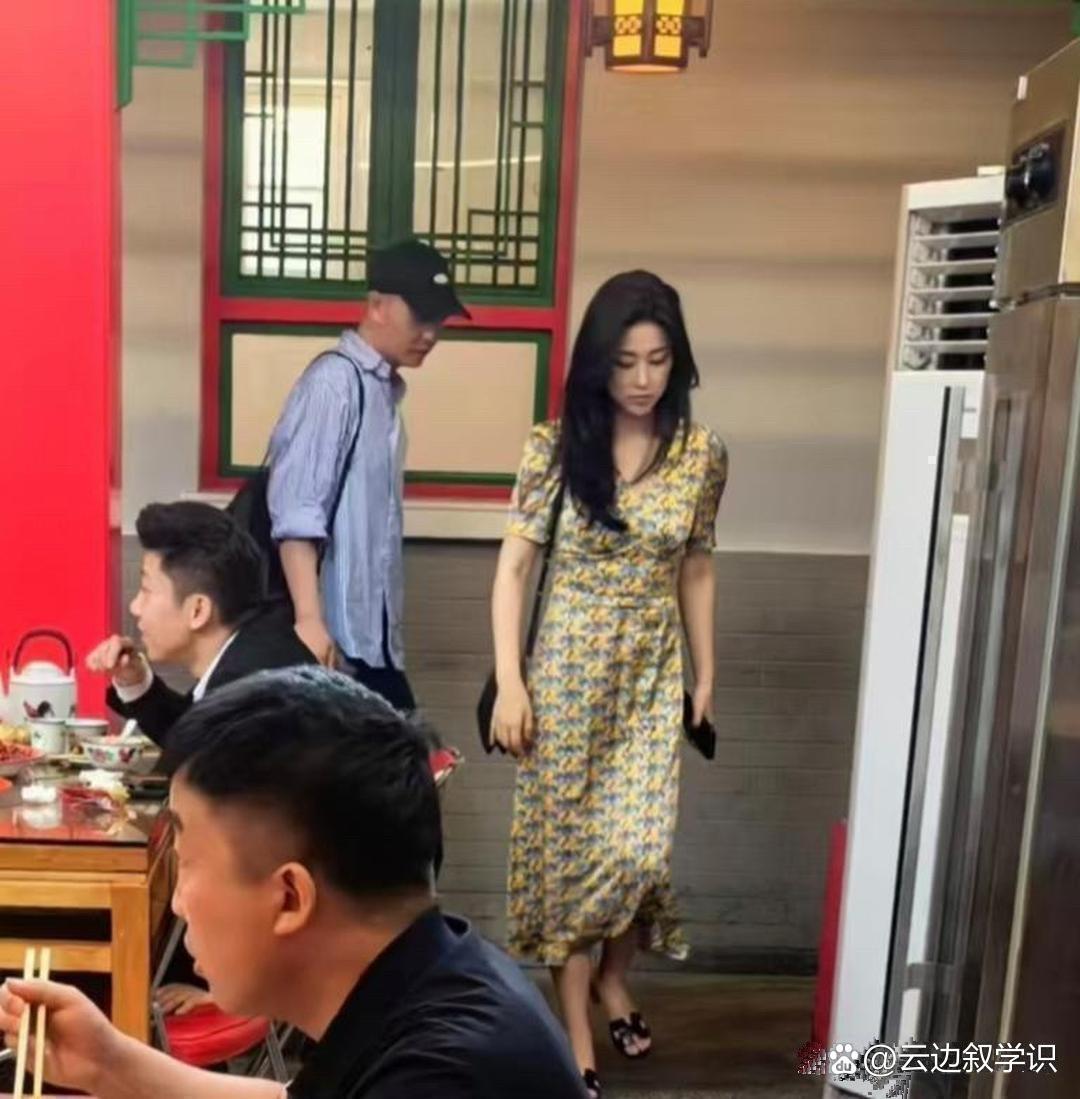 40岁朱珠在北京餐馆现身，穿长裙配拖鞋，长发飘飘，老美了！女明星跟普通路人差别可真大。​