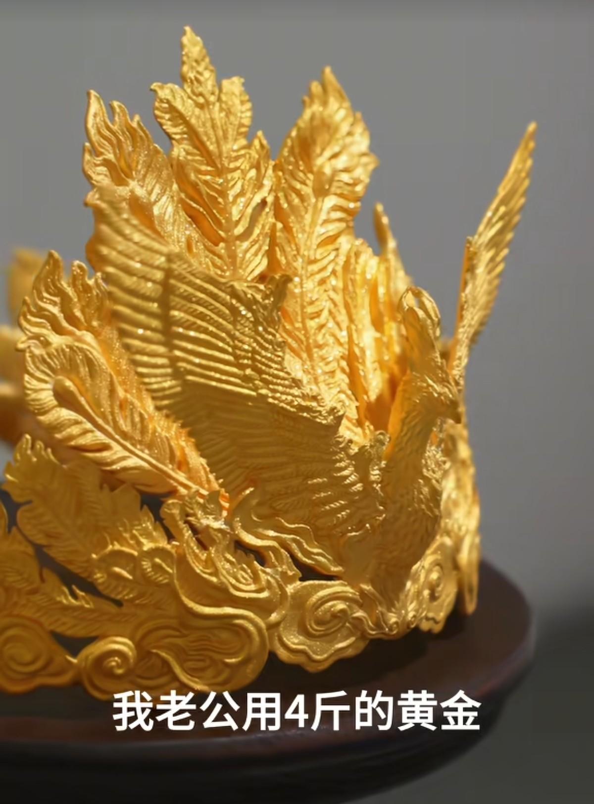 想为这个孩子说两句话，他和家长去看张凯毅夫妻的展览，从视频上看触碰展柜玻璃的力量