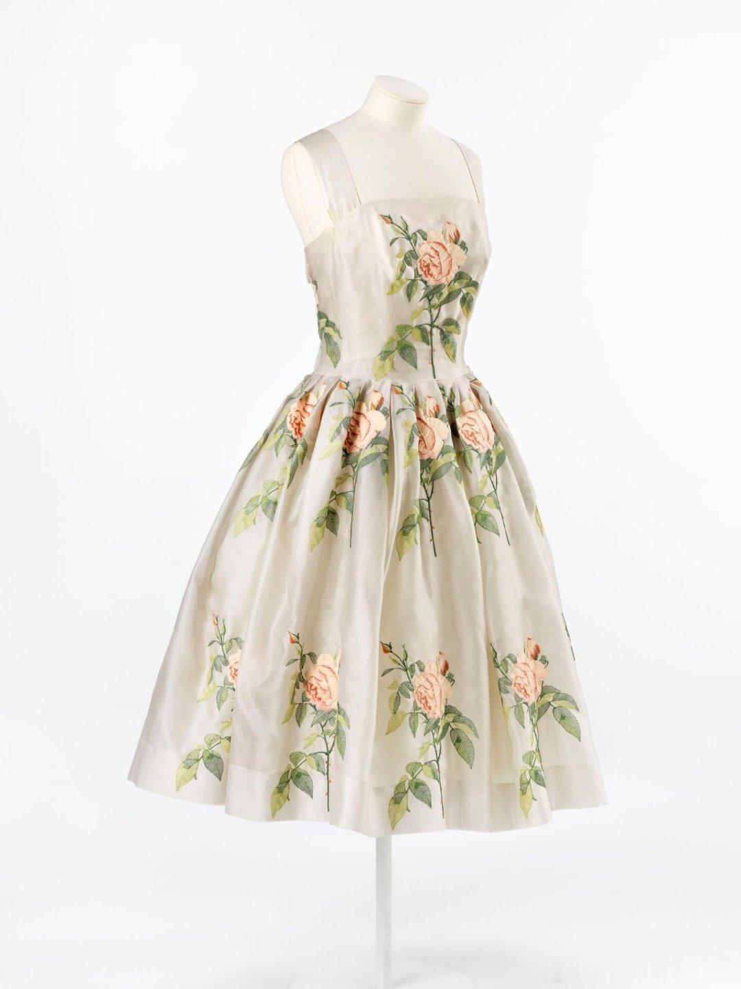 老照片分享挪威公主阿斯特里在拍摄25岁生日官方照时身穿的小礼服，该裙由挪威本土