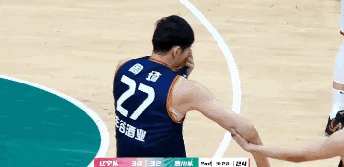 恕我直言，周琦情绪失控被罚下，四川应该扣他钱，600万按绩效发，这是全运会，大秋
