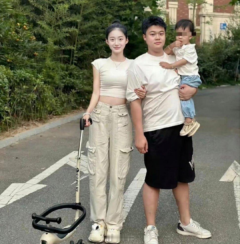 小伙子找了个女明星，这颜值老好高了