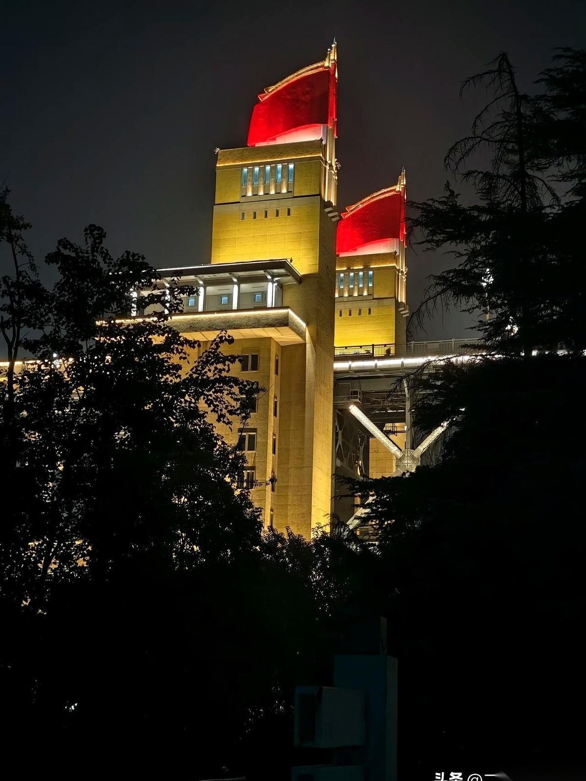 我这辈子，最后悔的一件事，可能就是让我儿子读了个大学。这话要是搁十年前说，我得